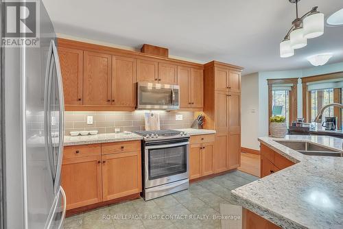 5 Northwood Court, Oro-Medonte, ON - Indoor Photo Showing Kitchen With Double Sink