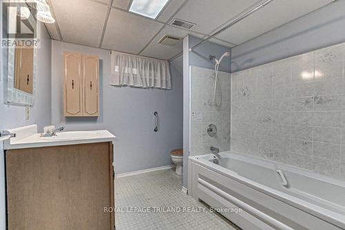 7 Ripley Lane, St. Thomas, ON - Indoor Photo Showing Bathroom