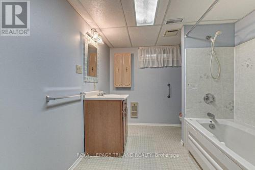 7 Ripley Lane, St. Thomas, ON - Indoor Photo Showing Bathroom