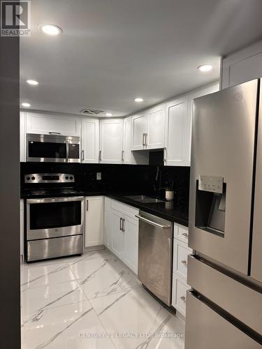 1903 - 350 Webb Drive, Mississauga, ON - Indoor Photo Showing Kitchen