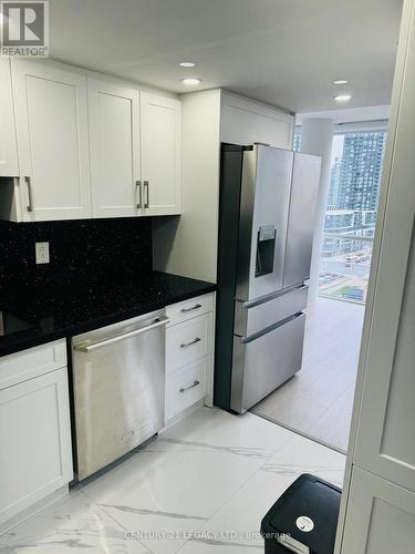 1903 - 350 Webb Drive, Mississauga, ON - Indoor Photo Showing Kitchen