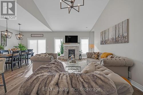 40 - 180 Port Robinson Road, Pelham (662 - Fonthill), ON - Indoor Photo Showing Living Room With Fireplace