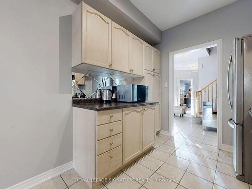 38 Angelica Ave, Richmond Hill, ON - Indoor Photo Showing Kitchen