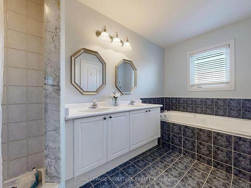 38 Angelica Ave, Richmond Hill, ON - Indoor Photo Showing Bathroom