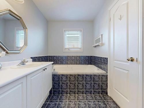 38 Angelica Ave, Richmond Hill, ON - Indoor Photo Showing Bathroom