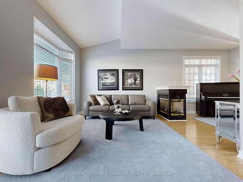 38 Angelica Ave, Richmond Hill, ON - Indoor Photo Showing Living Room