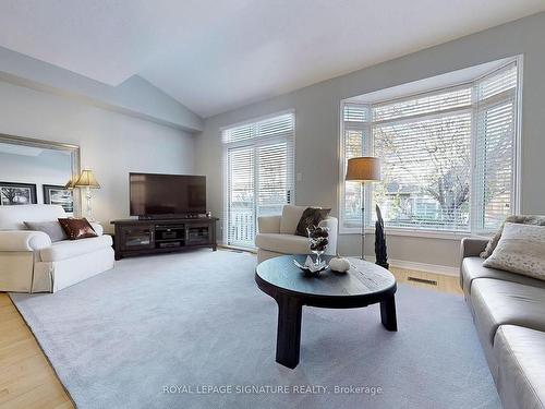 38 Angelica Ave, Richmond Hill, ON - Indoor Photo Showing Living Room