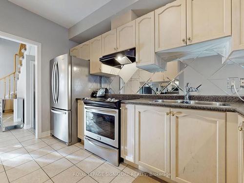 38 Angelica Ave, Richmond Hill, ON - Indoor Photo Showing Kitchen With Double Sink