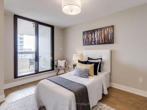 901-100 Quebec Ave, Toronto, ON - Indoor Photo Showing Bedroom