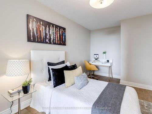 901-100 Quebec Ave, Toronto, ON - Indoor Photo Showing Bedroom