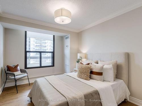 901-100 Quebec Ave, Toronto, ON - Indoor Photo Showing Bedroom