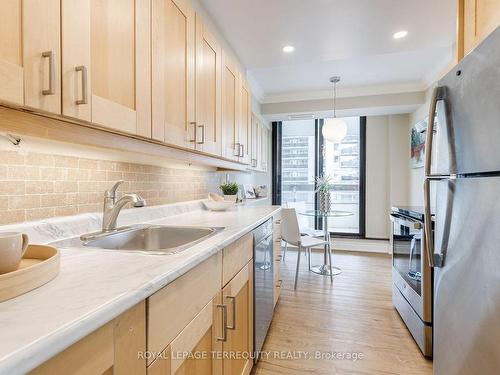 901-100 Quebec Ave, Toronto, ON - Indoor Photo Showing Kitchen