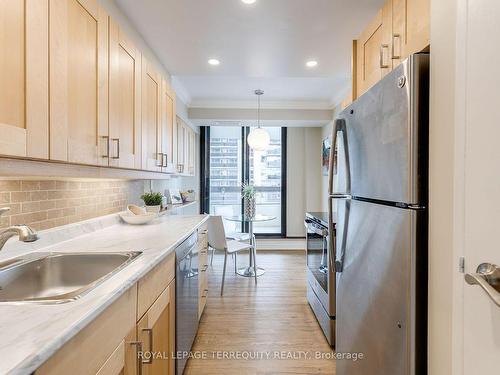 901-100 Quebec Ave, Toronto, ON - Indoor Photo Showing Kitchen