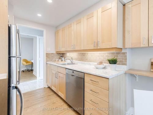 901-100 Quebec Ave, Toronto, ON - Indoor Photo Showing Kitchen