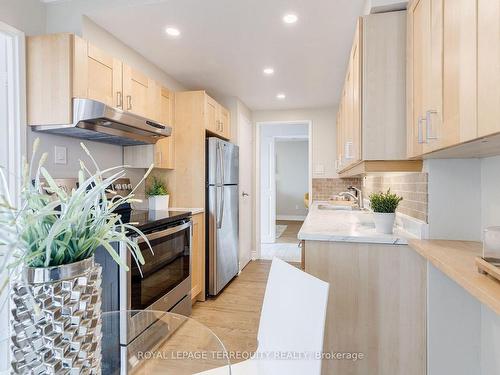 901-100 Quebec Ave, Toronto, ON - Indoor Photo Showing Kitchen