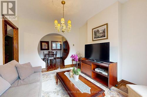 216 Wallace Avenue, Toronto, ON - Indoor Photo Showing Living Room