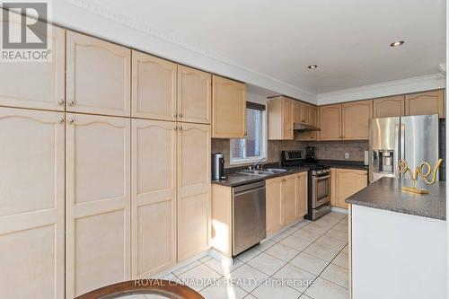 7174 Frontier Ridge S, Mississauga, ON - Indoor Photo Showing Kitchen With Double Sink