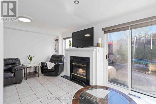 7174 Frontier Ridge S, Mississauga, ON - Indoor Photo Showing Living Room With Fireplace