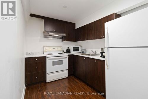 7174 Frontier Ridge S, Mississauga, ON - Indoor Photo Showing Kitchen