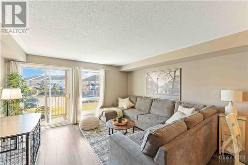 792 Lakeridge Drive, Ottawa, ON - Indoor Photo Showing Living Room