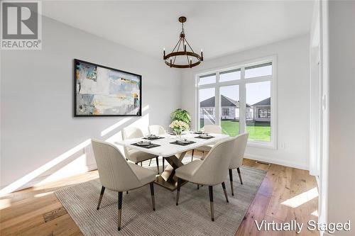 6748 Shaker Lane, Plympton-Wyoming, ON - Indoor Photo Showing Dining Room