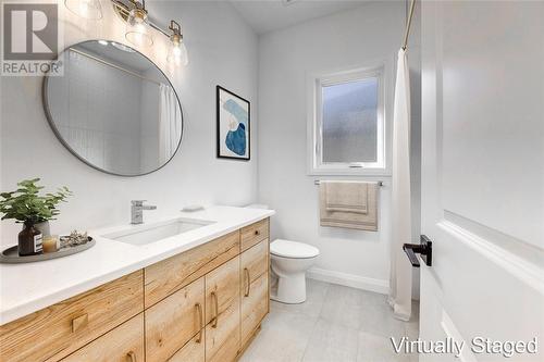 6748 Shaker Lane, Plympton-Wyoming, ON - Indoor Photo Showing Bathroom