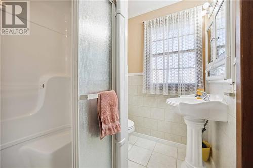 949 Dagan Drive, Sarnia, ON - Indoor Photo Showing Bathroom