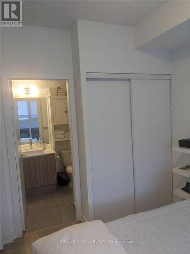 425 - 251 Manitoba Street, Toronto, ON - Indoor Photo Showing Bedroom