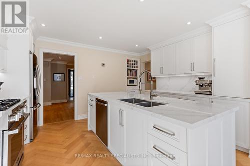 1404 Tecumseh Park Drive, Mississauga, ON - Indoor Photo Showing Kitchen With Double Sink With Upgraded Kitchen