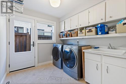 1404 Tecumseh Park Drive, Mississauga, ON - Indoor Photo Showing Laundry Room