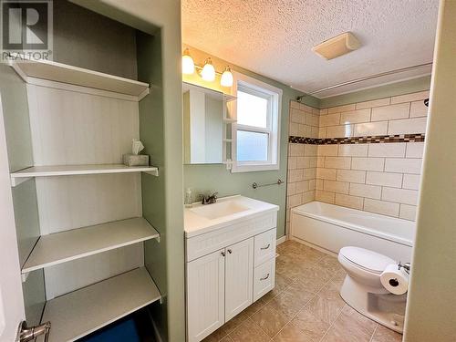 1117 105 Avenue, Dawson Creek, BC - Indoor Photo Showing Bathroom