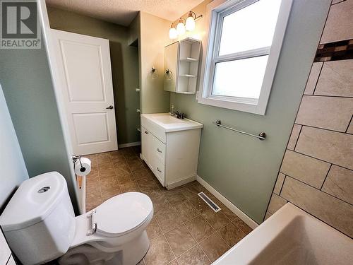 1117 105 Avenue, Dawson Creek, BC - Indoor Photo Showing Bathroom