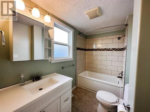 1117 105 Avenue, Dawson Creek, BC - Indoor Photo Showing Bathroom