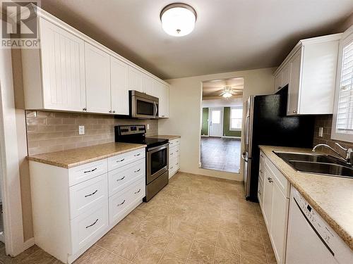 1117 105 Avenue, Dawson Creek, BC - Indoor Photo Showing Kitchen With Double Sink