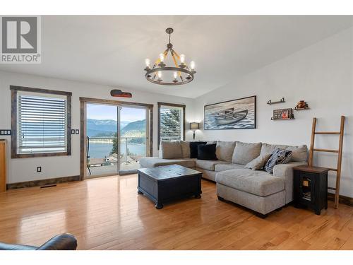 2605 Golf Course Drive, Blind Bay, BC - Indoor Photo Showing Living Room