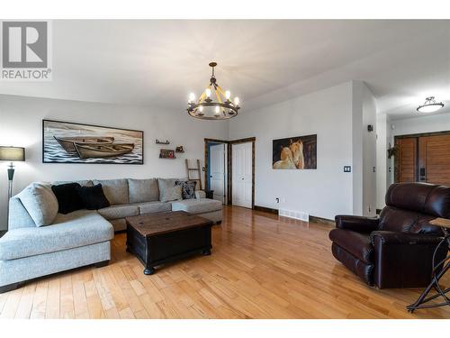 2605 Golf Course Drive, Blind Bay, BC - Indoor Photo Showing Living Room