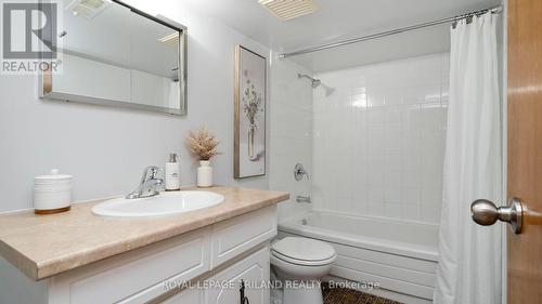 275 Ridout Street S, London, ON - Indoor Photo Showing Bathroom