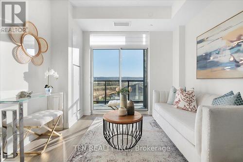 522 - 600 North Service Road W, Hamilton, ON - Indoor Photo Showing Living Room