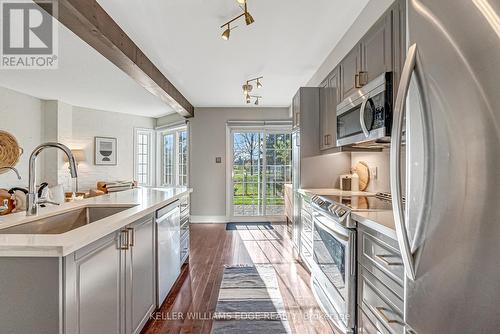 1806 Hobson Drive, Burlington, ON - Indoor Photo Showing Kitchen With Upgraded Kitchen