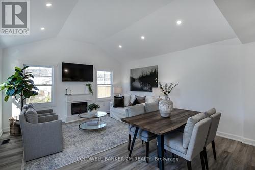 752 St. Mary'S Street, Peterborough (Otonabee), ON - Indoor Photo Showing Living Room