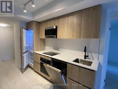 406 - 127 Broadway Avenue S, Toronto, ON - Indoor Photo Showing Kitchen