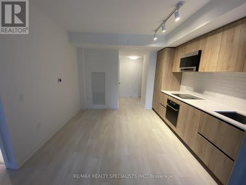 406 - 127 Broadway Avenue S, Toronto, ON - Indoor Photo Showing Kitchen