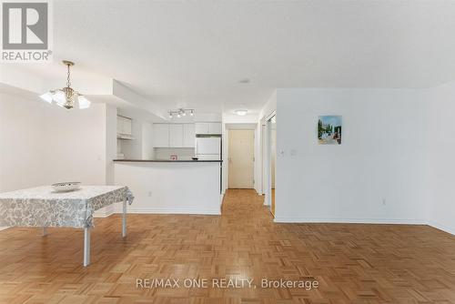 909 - 7 Lorraine Drive, Toronto, ON - Indoor Photo Showing Kitchen