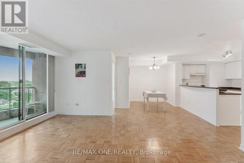 909 - 7 Lorraine Drive, Toronto, ON - Indoor Photo Showing Kitchen