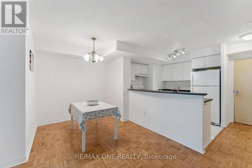 909 - 7 Lorraine Drive, Toronto, ON - Indoor Photo Showing Kitchen