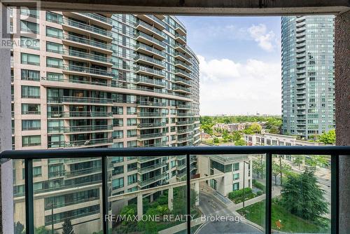 909 - 7 Lorraine Drive, Toronto, ON - Outdoor