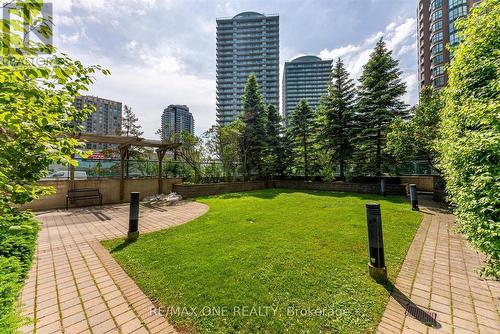 909 - 7 Lorraine Drive, Toronto, ON - Outdoor