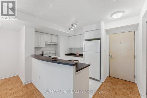 909 - 7 Lorraine Drive, Toronto, ON - Indoor Photo Showing Kitchen