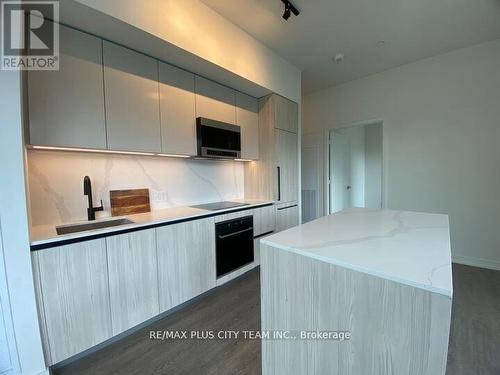 818 - 425 Front Street E, Toronto, ON - Indoor Photo Showing Kitchen