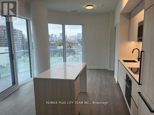 818 - 425 Front Street E, Toronto, ON - Indoor Photo Showing Kitchen